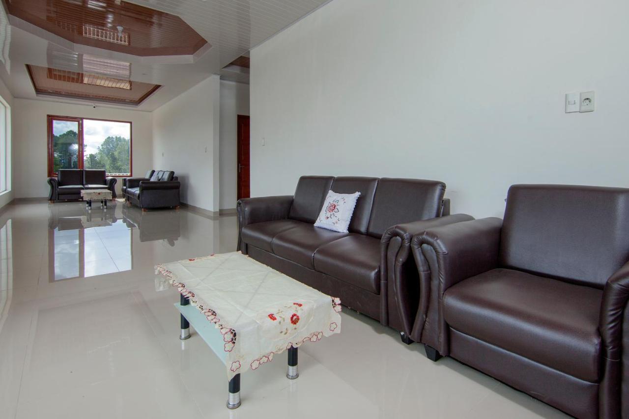 Oyo 1819 Aries Hotel Siborongborong Bagian luar foto